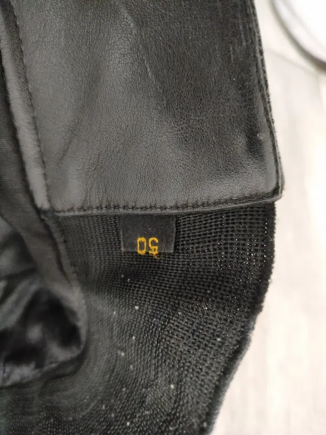 Mono de cuero marca flm para motos.