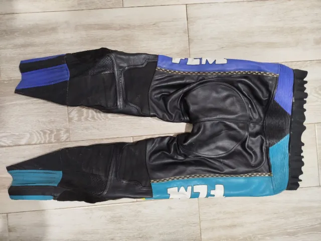 Mono de cuero marca flm para motos.