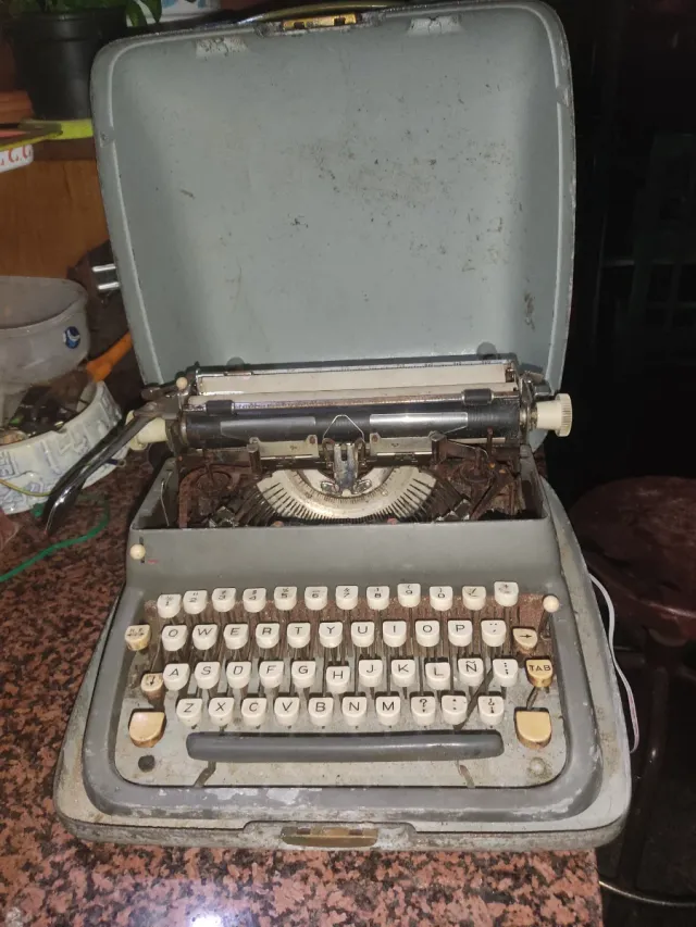 Máquina de escribir antigua portátil