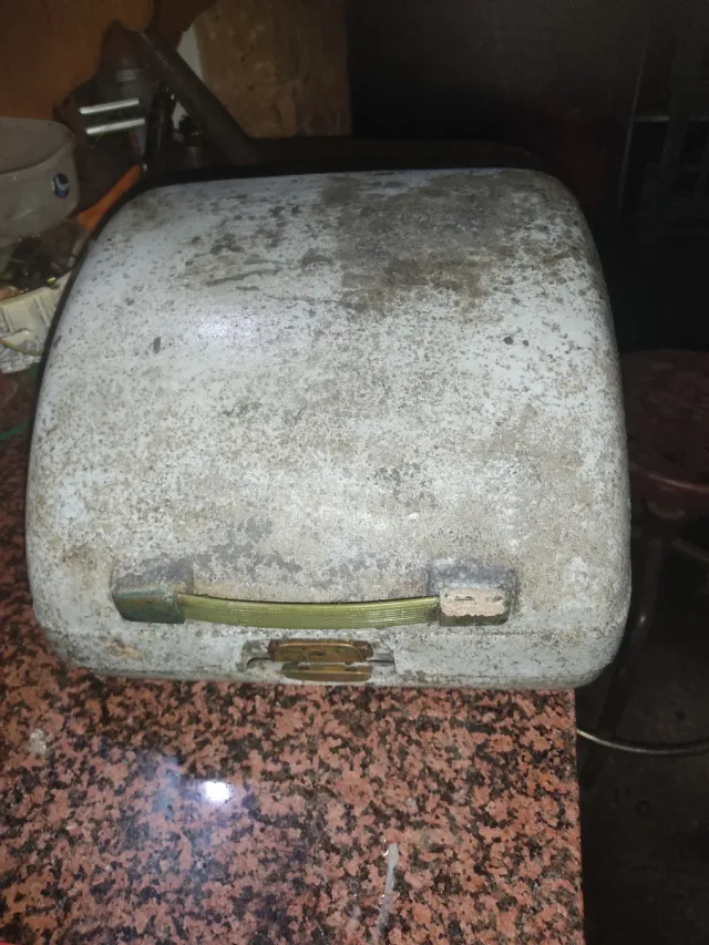 Máquina de escribir antigua portátil