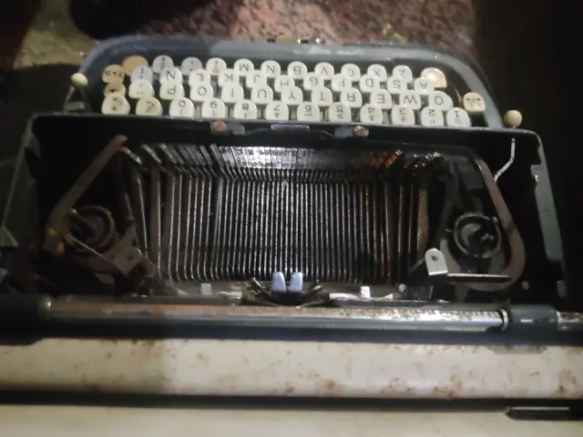 Máquina de escribir antigua portátil