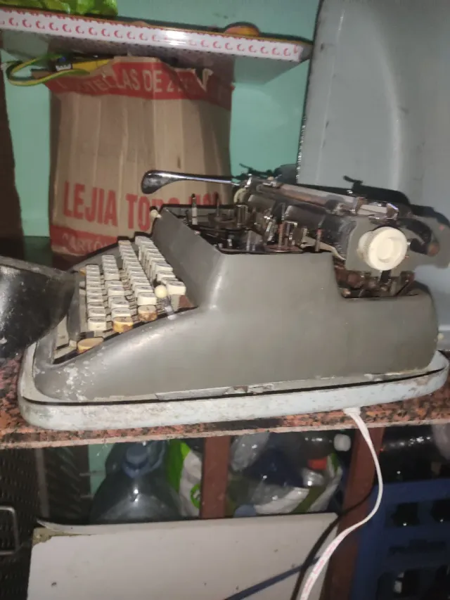 Máquina de escribir antigua portátil