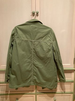 Chaqueta / Sobre camisa verde