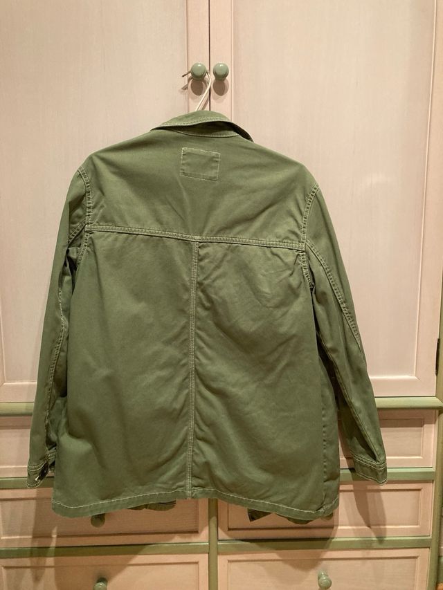 Chaqueta / Sobre camisa verde