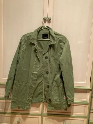 Chaqueta / Sobre camisa verde