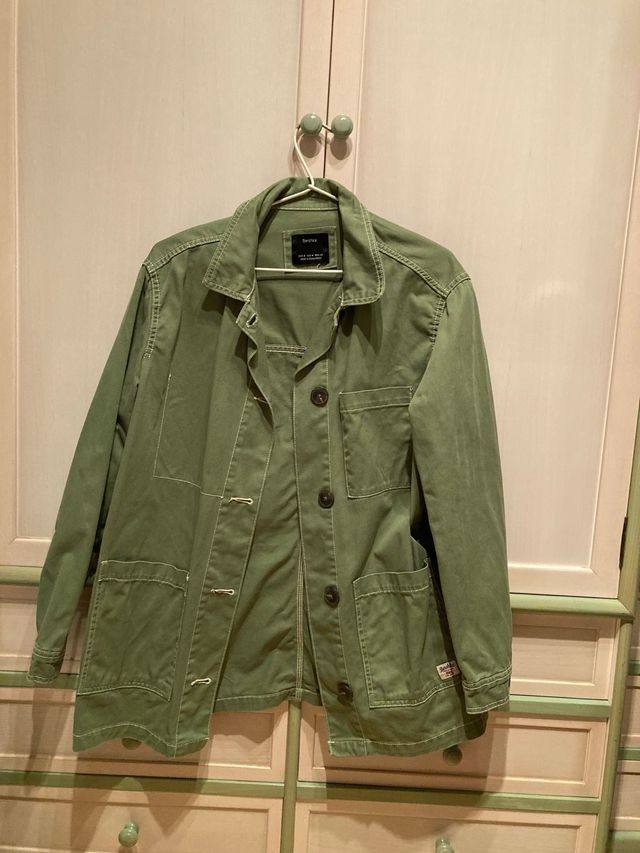 Chaqueta / Sobre camisa verde