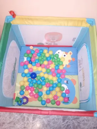Parque infantil con pelotas