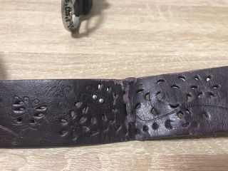 Cinturón de cuero lila/morado con mariposas