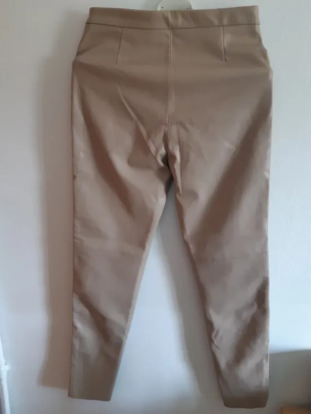Pantalón Zara efecto piel beige