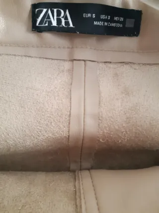 Pantalón Zara efecto piel beige