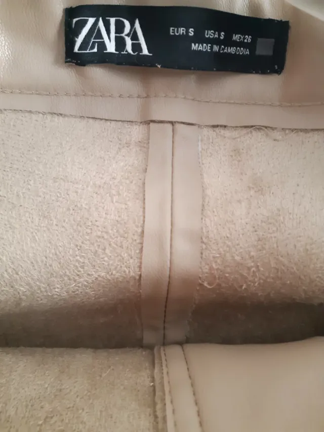 Pantalón Zara efecto piel beige