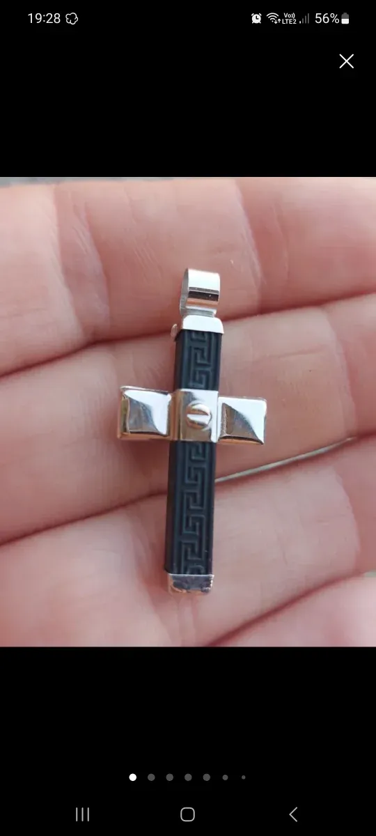 Collana con ciondolo a croce in caucciù