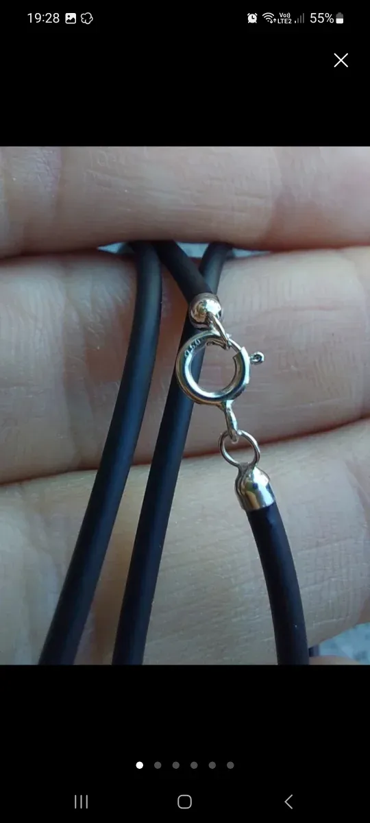 Collana con ciondolo a croce in caucciù