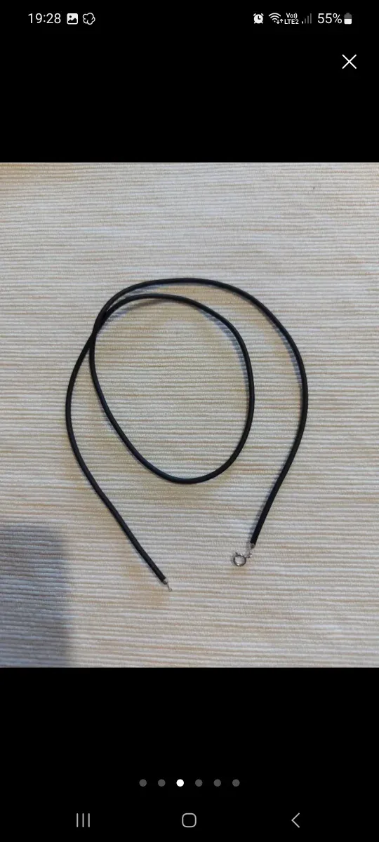 Collana con ciondolo a croce in caucciù