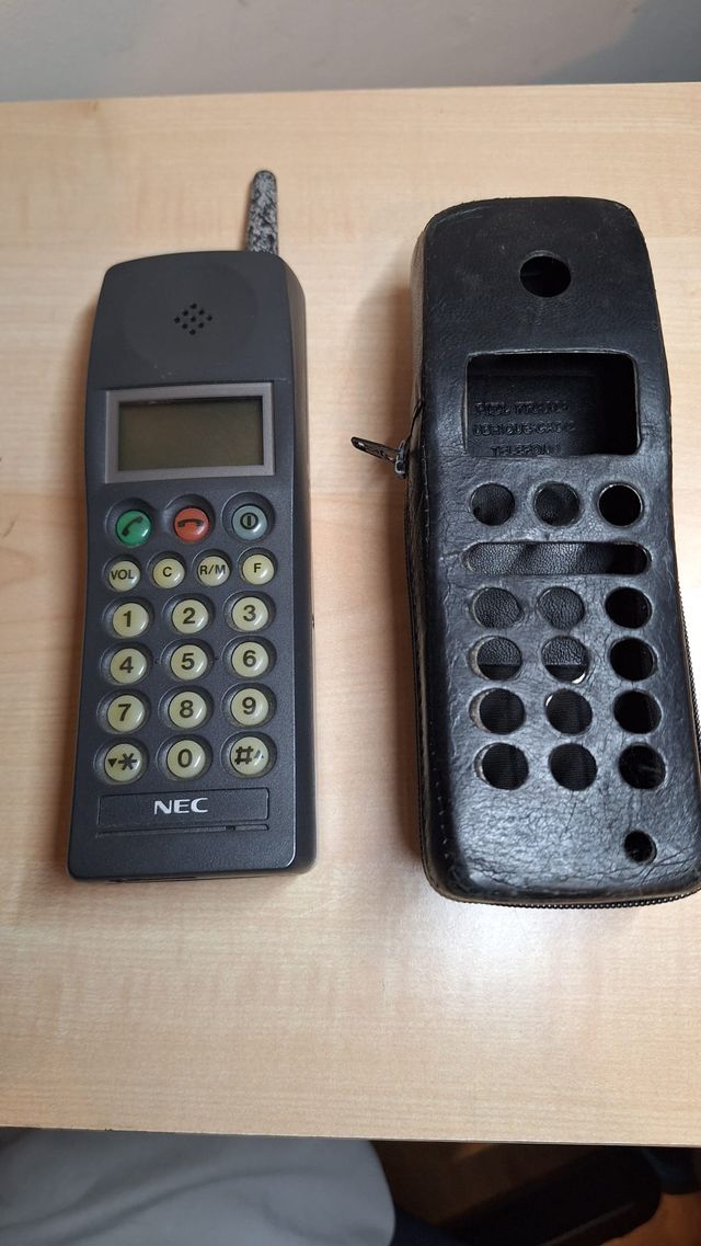 Teléfono Móvil Antiguo NEC con Funda.