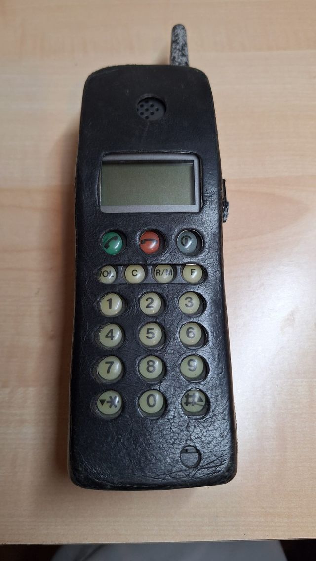 Teléfono Móvil Antiguo NEC con Funda.