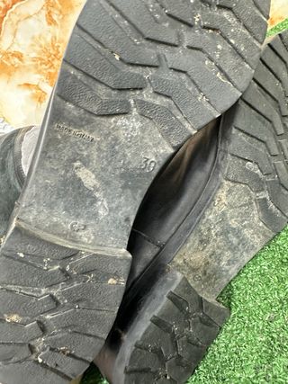 Stivali neri e grigi