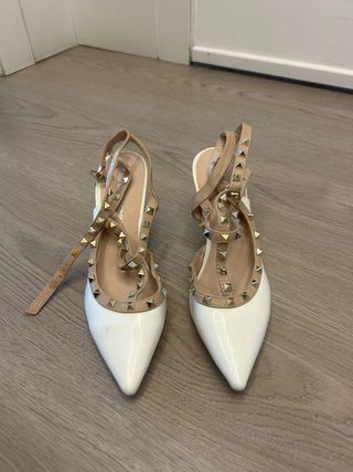 Zapatos de tacón beige y blanco