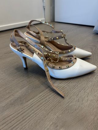 Zapatos de tacón beige y blanco