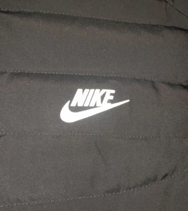 Giacca Nike nera con cappuccio