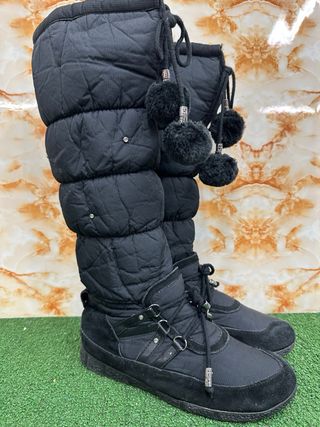 Stivali neri imbottiti con pompon