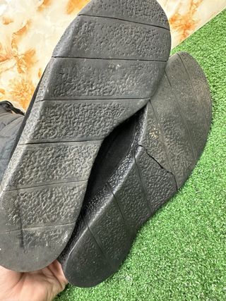 Stivali neri imbottiti con pompon