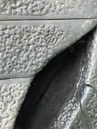 Stivali neri imbottiti con pompon