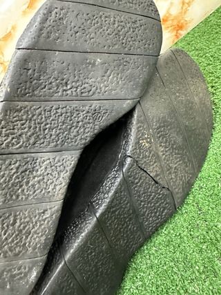 Stivali neri imbottiti con pompon