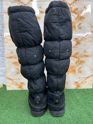 Stivali neri imbottiti con pompon