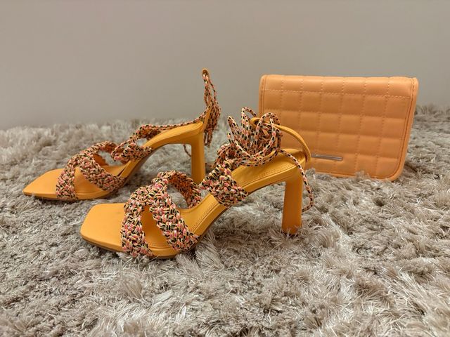 Tacones y bolso naranja a juego
