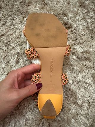 Tacones y bolso naranja a juego