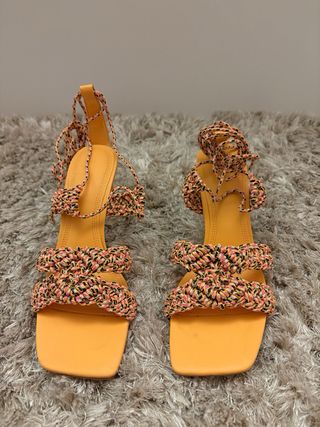 Tacones y bolso naranja a juego