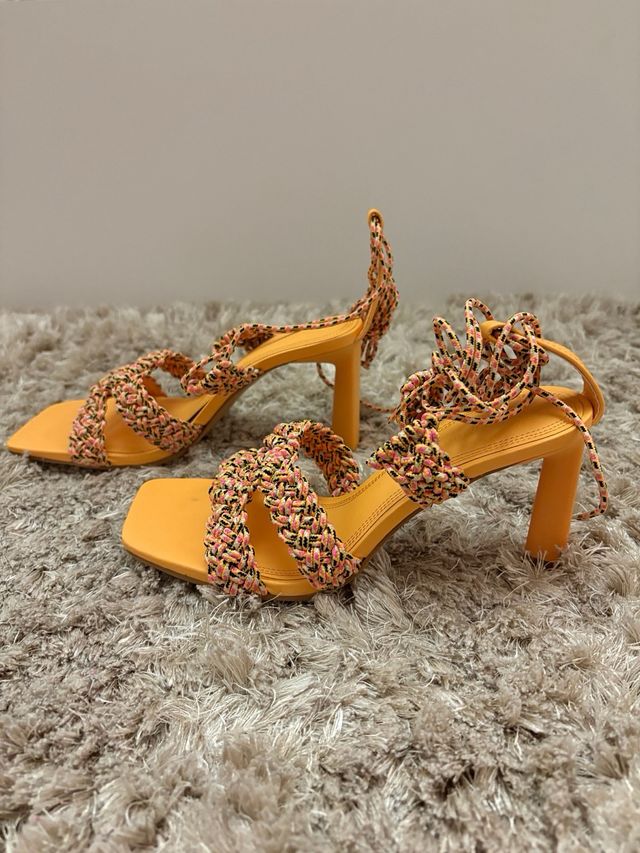 Tacones y bolso naranja a juego