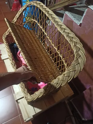 Banco de mimbre con asiento y respaldo