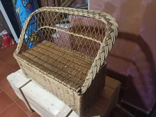 Banco de mimbre con asiento y respaldo
