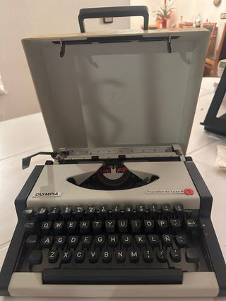 Máquina de escribir Olympia Traveller de Luxe S
