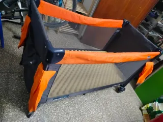 Cuna de viaje portátil naranja y gris