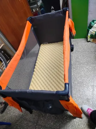 Cuna de viaje portátil naranja y gris