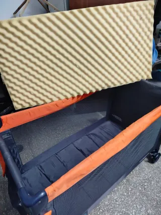 Cuna de viaje portátil naranja y gris