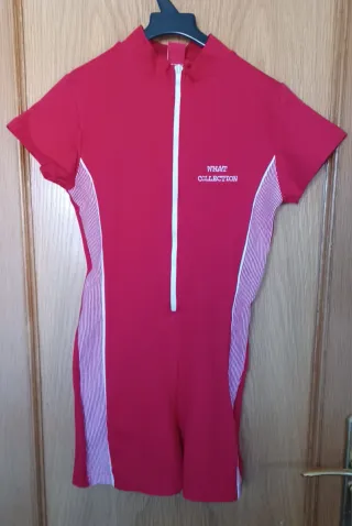 Mono deportivo rojo y blanco