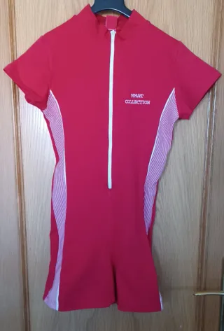 Mono deportivo rojo y blanco