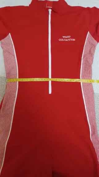 Mono deportivo rojo y blanco