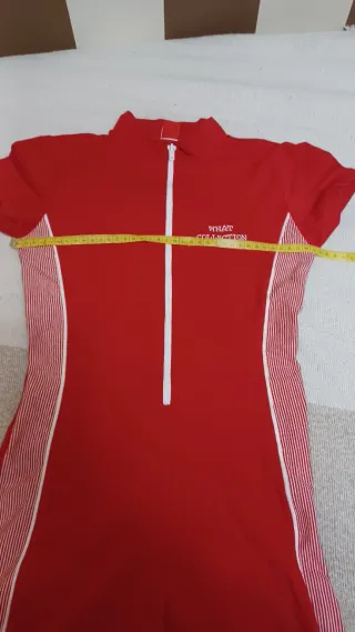 Mono deportivo rojo y blanco