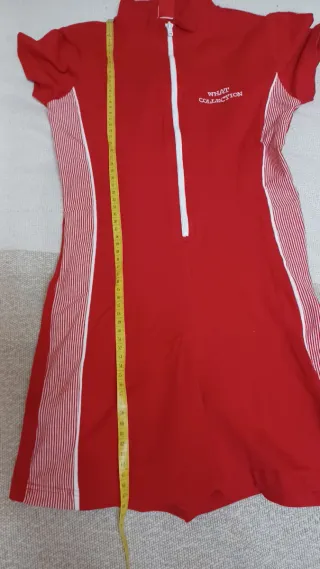 Mono deportivo rojo y blanco