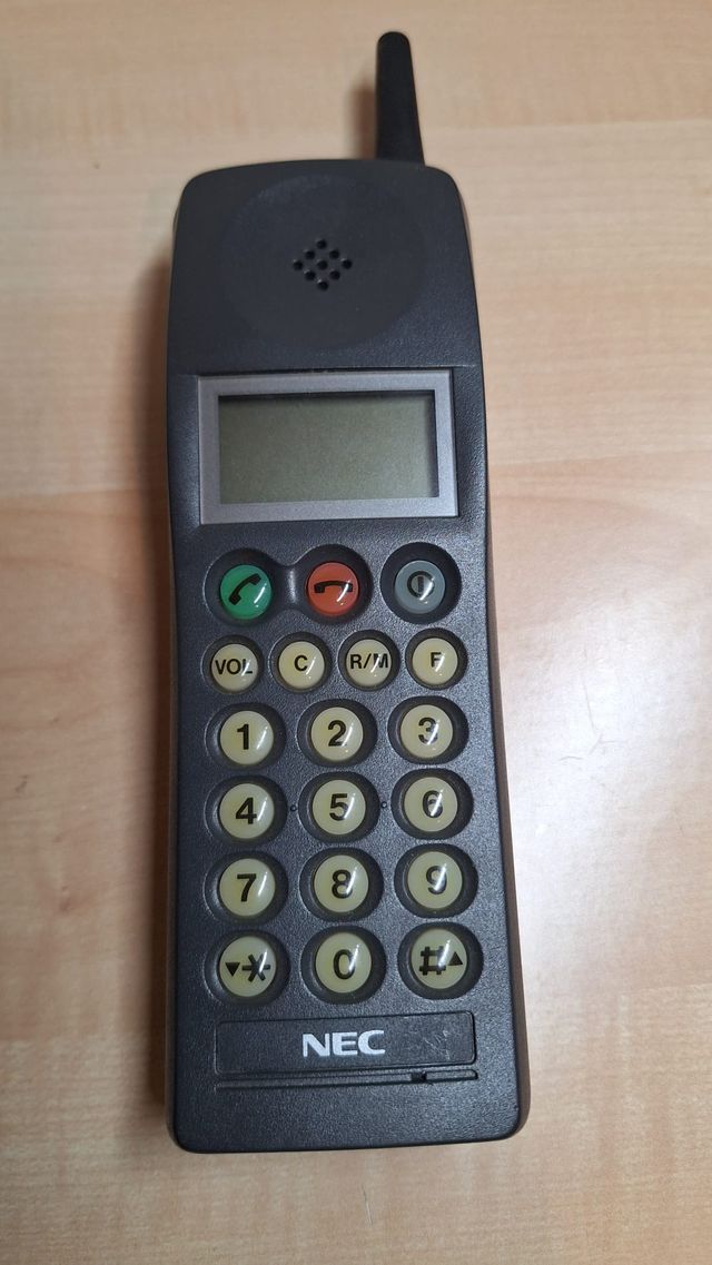 Teléfono móvil NEC antiguo