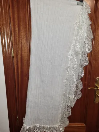 Chal blanco con puntilla