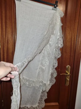Chal blanco con puntilla