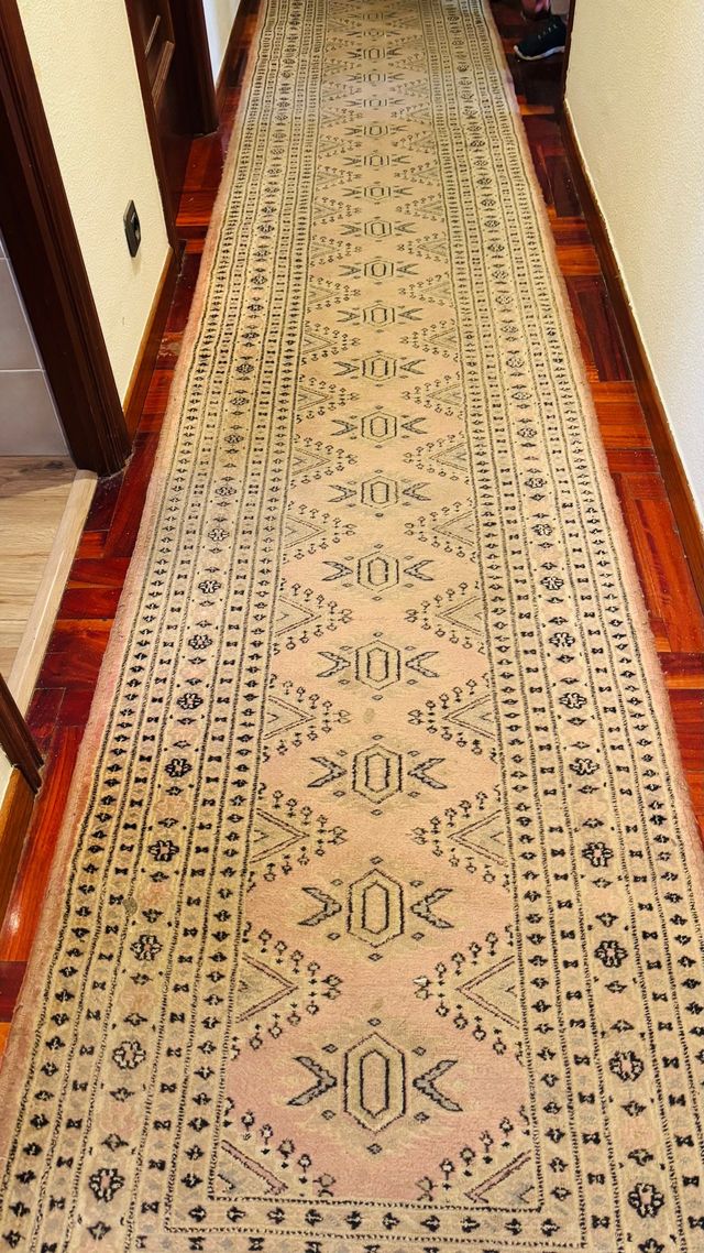 Alfombra de lana beige y rosa