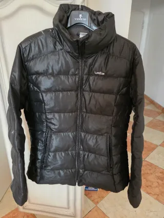 Chaqueta de plumas negra