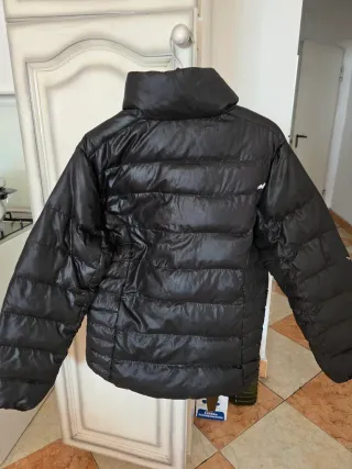 Chaqueta de plumas negra